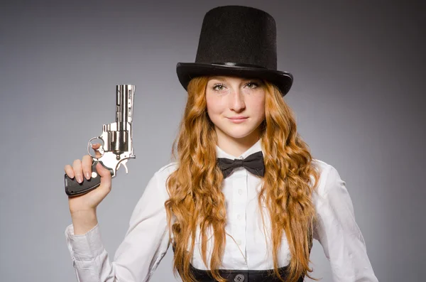 Chica bonita con sombrero retro y arma aislada en gra —  Fotos de Stock