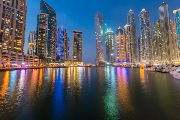 Rascacielos en el distrito de Marina, Dubai en Emiratos Árabes Unidos — Foto de Stock