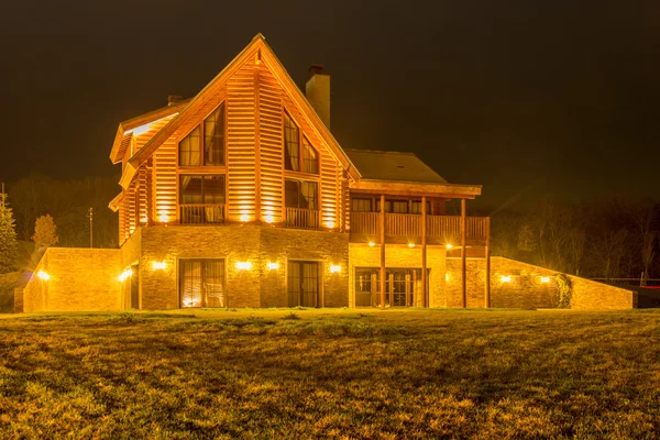 Bonita casa moderna durante las horas de noche —  Fotos de Stock