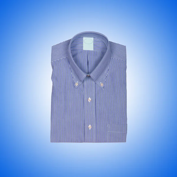 Hoş erkek gömleği, eğime karşı. 