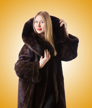 Kürk manto giyen uzun boylu bir model.