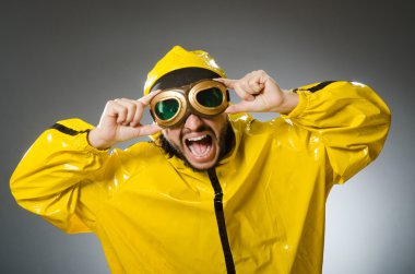 Adam sarı takım elbise ve havacı gözlük