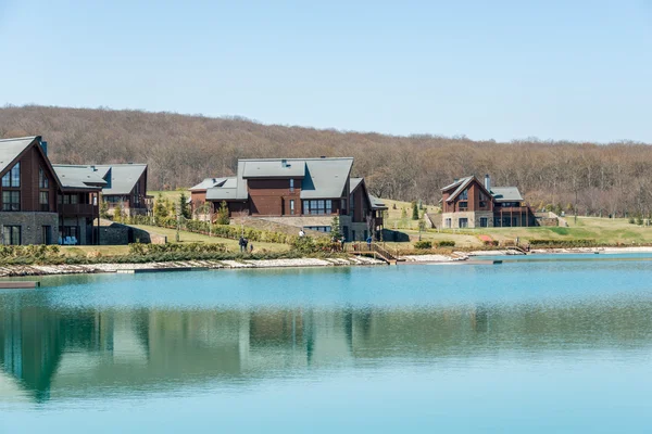 Maison moderne près de l'eau le jour lumineux — Photo