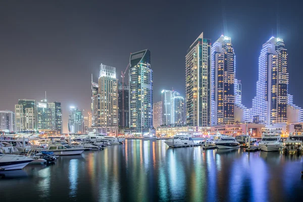 Dubai Marina distrito nos Emirados Árabes Unidos — Fotografia de Stock