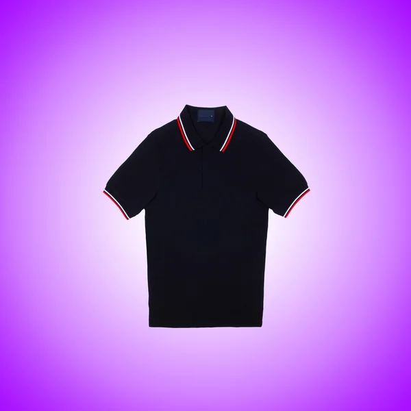 T-shirt masculina contra o fundo gradiente — Fotografia de Stock