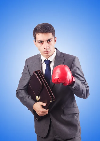 Joven empresario con guantes de boxeo — Foto de Stock