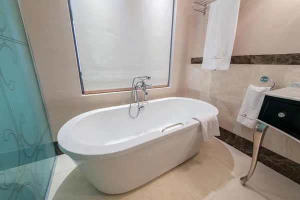 Moderno baño interior con bañera —  Fotos de Stock