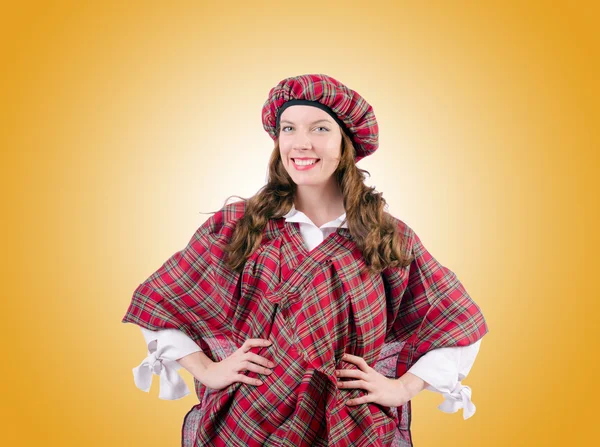 Genç kadın geleneksel İskoç giyim — Stok fotoğraf