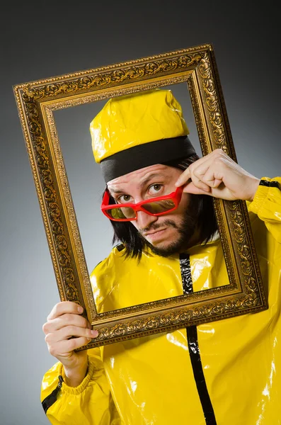 Hombre vestido de traje amarillo con marco de imagen —  Fotos de Stock