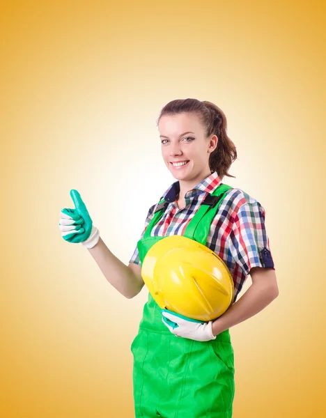 Bauarbeiterin gegen das Gefälle — Stockfoto