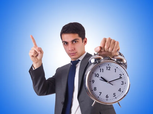Uomo d'affari con orologio contro il gradiente — Foto Stock