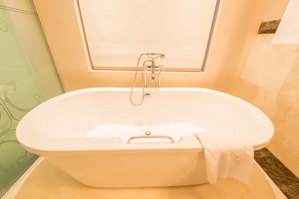 Moderno baño interior con bañera — Foto de Stock