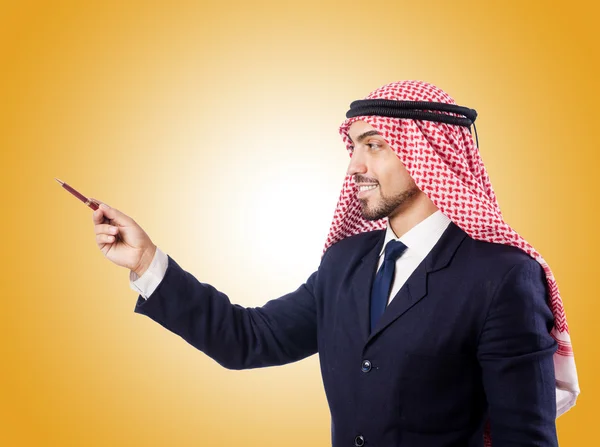 Homme d'affaires arabe contre le gradient — Photo