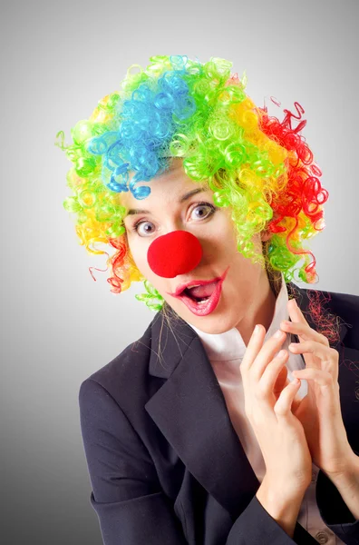 Vrouw clown in pak — Stockfoto