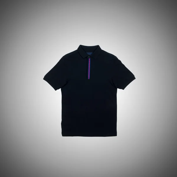 T-shirt masculina contra o fundo gradiente — Fotografia de Stock