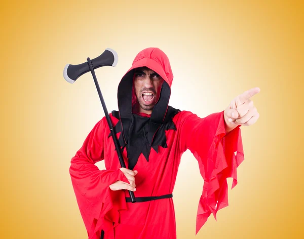 Executioner in red costume with axe against the gradient — Stock Photo, Image