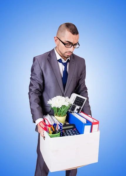 Hombre siendo despedido con caja de cosas personales —  Fotos de Stock