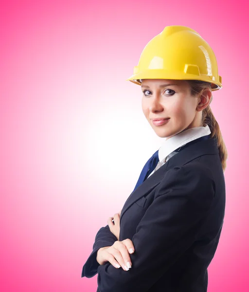 Joven mujer de negocios con sombrero duro — Foto de Stock