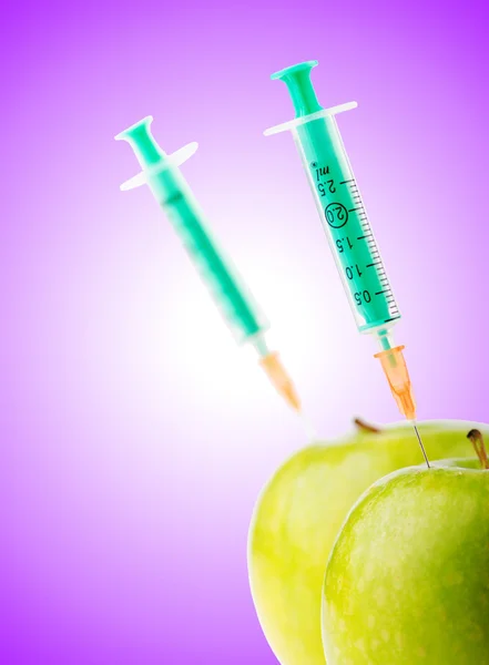 Experiment with apple and syringes — Stock Photo, Image