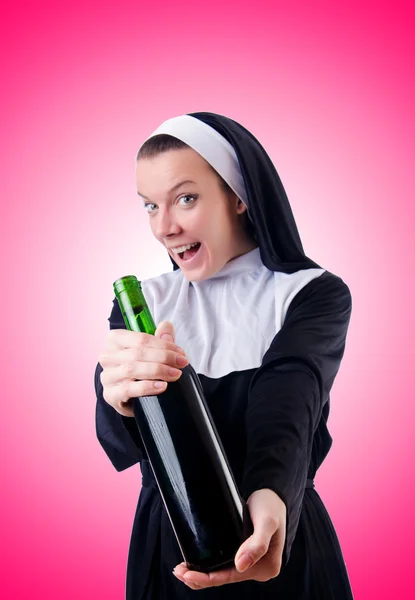 Kırmızı şaraplı rahibe. — Stok fotoğraf