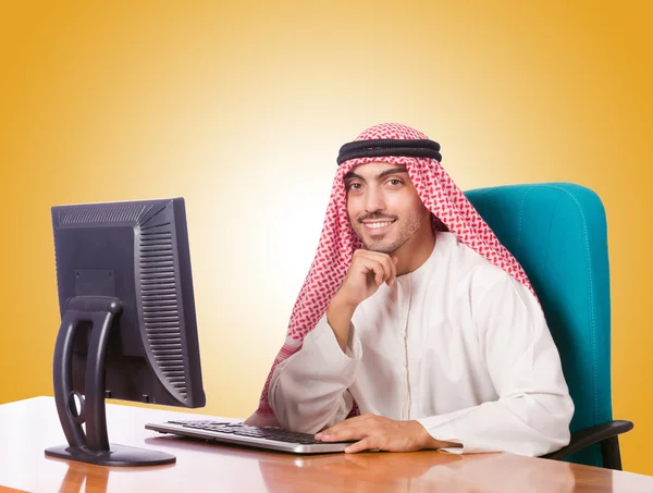 Άραβας επιχειρηματίας που εργάζεται σε υπολογιστή — Φωτογραφία Αρχείου