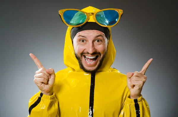 Hombre vestido de traje amarillo en concepto divertido —  Fotos de Stock