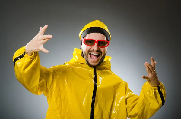 Uomo divertente che indossa abito giallo — Foto Stock