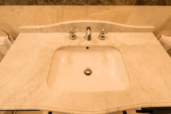 Moderno lavabo elegante en baño — Foto de Stock