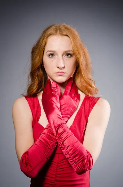Gri izole Kırmızı elbiseli genç ve güzel kız — Stok fotoğraf