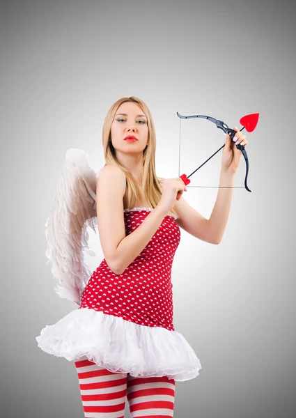 Femme avec arc dans le concept de Saint-Valentin — Photo