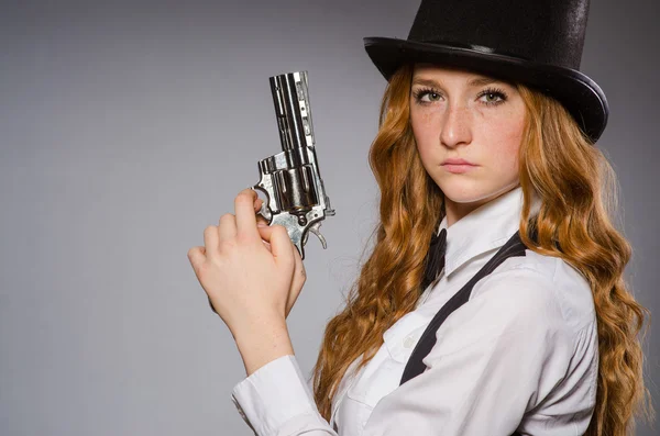 Chica bonita con sombrero retro y arma aislada en gris — Foto de Stock