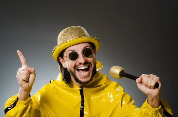 Uomo vestito di giallo con microfono — Foto Stock