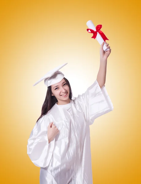 Jonge vrouwelijke student met diploma tegen het verloop — Stockfoto