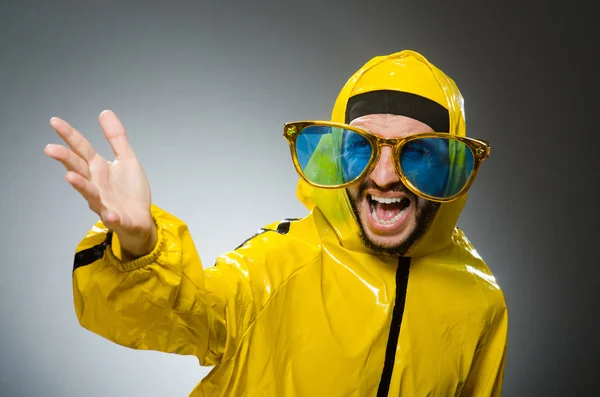 Hombre vestido de traje amarillo en concepto divertido —  Fotos de Stock