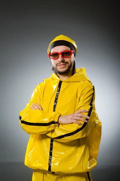 Grappige mens dragen gele pak — Stockfoto