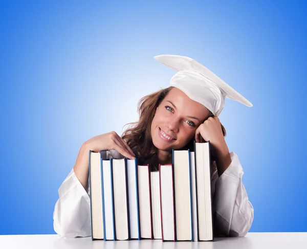 Afstuderen met boek tegen het verloop — Stockfoto