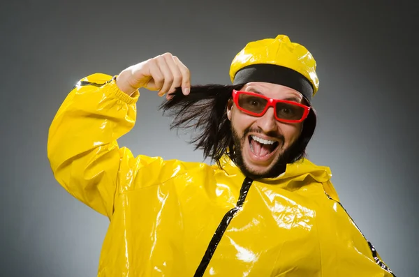 Mann im gelben Anzug in lustigem Konzept — Stockfoto