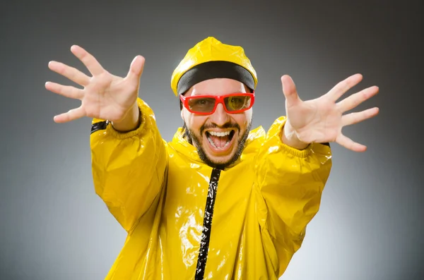 Αστείος άνθρωπος φορώντας κοστούμι κίτρινο — Φωτογραφία Αρχείου