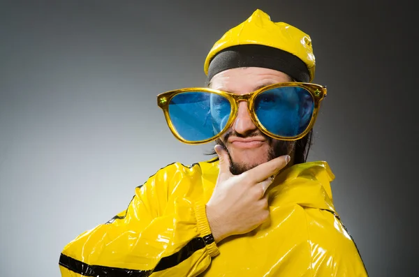Άνθρωπος που φοράει κίτρινο κοστούμι σε αστείες έννοια — Φωτογραφία Αρχείου