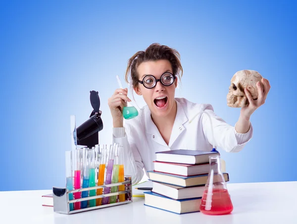 Gek vrouwelijke scheikundige in lab — Stockfoto