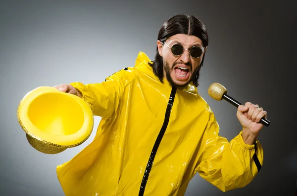Hombre vestido de traje amarillo con micrófono — Foto de Stock