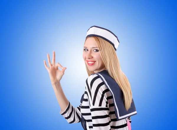 Женщина-моряк на градиентном фоне — стоковое фото