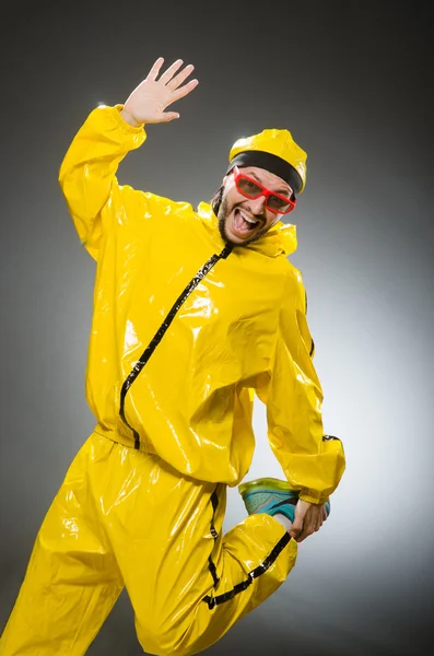 Homme drôle portant costume jaune — Photo