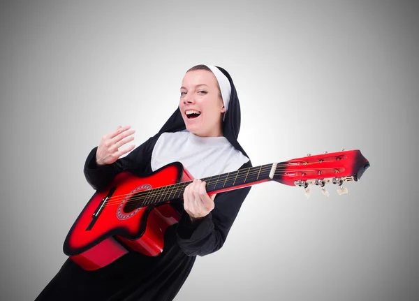 勾配に対するギターの修道女 — ストック写真