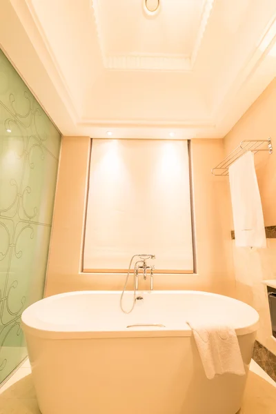 Intérieur salle de bain moderne avec baignoire — Photo