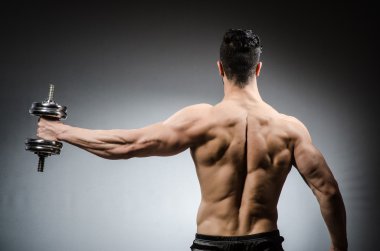 kas yırtık vücut geliştirmeci dumbbells ile