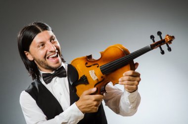 Adam müzik kavramı'nda keman çalıyor