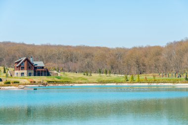 Parlak gün su yakınında modern ev