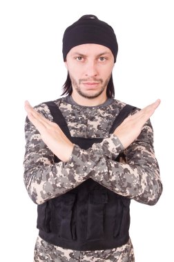 Beyaz izole askeri üniformalı genç adam