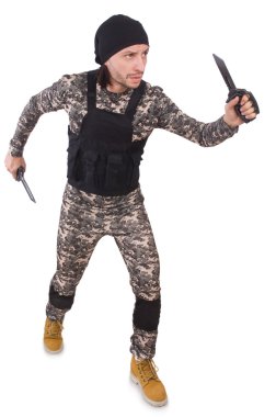 Elinde bıçakla üzerine beyaz izole askeri üniformalı genç adam